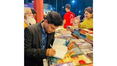 বইমেলায় অটোগ্রাফ দিচ্ছেন ইমদাদ হক