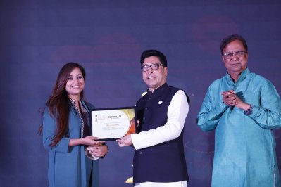পদক ও সনদ গ্রহণ করছেন আতিয়া আনিসা