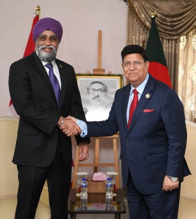 কানাডার ইন্টারন্যাশনাল ডেভেলপমেন্ট বিষয়ক মন্ত্রী হারজিত এস সজ্জনের সঙ্গে বৈঠক করেন পররাষ্ট্রমন্ত্রী এ কে আব্দুল মোমেন (ছবি: বাসস)
