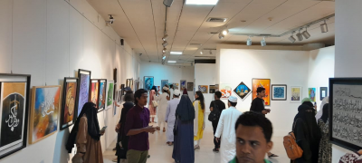 ক্যালিগ্রাফি প্রর্দশনীতে আগত দর্শকরা