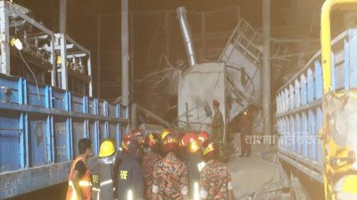 দুর্ঘটনার পর উদ্ধারকাজে অংশ নেয় সেনাবাহিনী, ফায়ার সার্ভিস, র&zwnj;্যাব ও পুলিশ