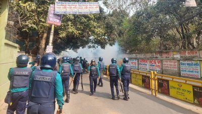 আইডিয়াল অভিমুখে ঢাকা কলেজের শিক্ষার্থীরা: ছত্রভঙ্গ করলো পুলিশ