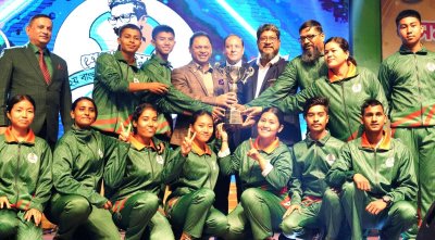 চ্যাম্পিয়ন চট্টগ্রাম বিভাগের হাতে পুরস্কার তুলে দিচ্ছেন সেনাপ্রধান
