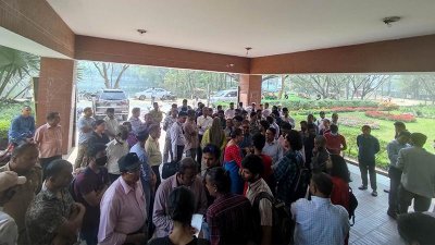 আবাসন সংকট নিরসনের দাবিতে অবরোধ, উপাচার্যের আশ্বাসে প্রত্যাহার