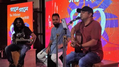 তপুর গান পরিবেশনা