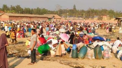 ঘর পুড়ে যাওয়ার পর খোলা আকাশের নিচে রোহিঙ্গারা