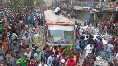 ভবনের সামনে থাকা বাসের ৩৫ যাত্রী আহত, হেলপার নিহত
