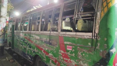 ভবনের সামনে থাকা বাসের ৩৫ যাত্রী আহত, হেলপার নিহত