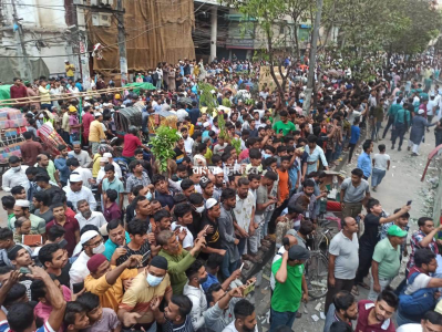 বিস্ফোরণস্থলে জনতার ভিড় (ছবি: নাসিরুল ইসলাম)