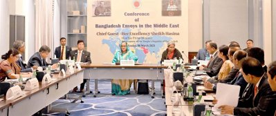 মধ্যপ্রাচ্যের দেশগুলোতে অবস্থানরত বাংলাদেশি কূটনীতিকদের সঙ্গে কাতারে বৈঠকে প্রধানমন্ত্রী শেখ হাসিনা (ছবি: ফোকাস বাংলা)