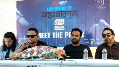 মাইক্রোফোন হাতে ব্যান্ডটির ভোকাল জুনায়েদ ইভান