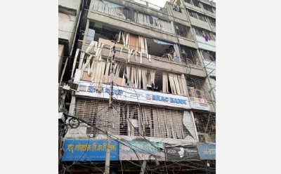 বিস্ফোরণে ক্ষতিগ্রস্ত ভবন