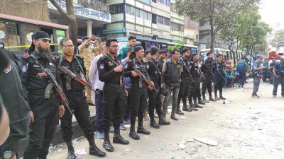 ঘটনাস্থল ঘিরে রেখেছে আইনশৃ্ঙ্খলা বাহিনীর সদস্যরা