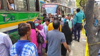 সিদ্দিকবাজারে ঘটনাস্থল দেখতে ভিড় করছে অনেকে, তাদের কারণে বিঘ্নিত হচ্ছে উদ্ধারকাজ 