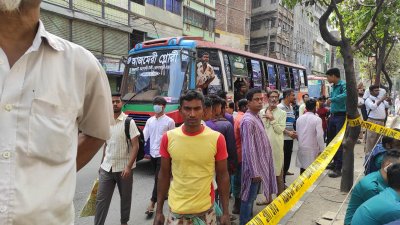 আইনশৃঙ্খলা বাহিনী উৎসুক জনতাকে ঘটনাস্থল থেকে দূরে সরিয়ে রাখার চেষ্টা করছে 