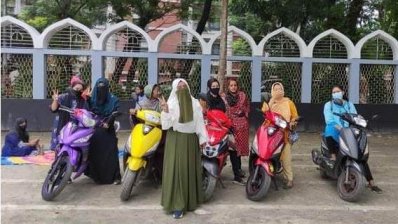 প্রশিক্ষণার্থীদের সঙ্গে নাদিয়া (সামনে দাাঁড়ানো)
