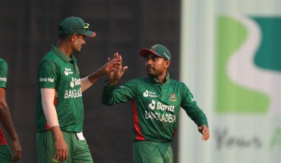 ইংল্যান্ডকে অল্পতে বেঁধে ফেলতে অবদান মেহেদী হাসান মিরাজের। 
