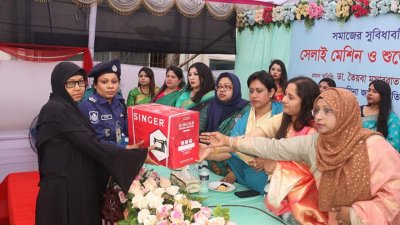 সুবিধাবঞ্চিত জনগোষ্ঠীর মধ্যে সেলাই মেশিন ও শুভেচ্ছা উপহার বিতরণ করছে পুনাক