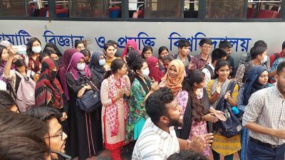 উপাচার্যের সঙ্গে প্রধান শিক্ষকের দুর্ব্যবহার, বিশ্ববিদ্যালয়ের শিক্ষার্থীদের বিক্ষোভ