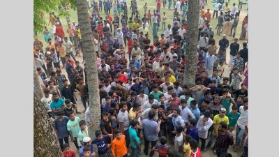 শিক্ষকের কাণ্ডে রণক্ষেত্র দেবিদ্বার, গুলিবিদ্ধসহ আহত ৩০