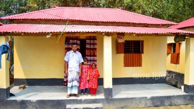 পবা উপজেলার পারিলা ইউনিয়নের বজরপুর গ্রামের মাসুরা ঘর পাচ্ছেন