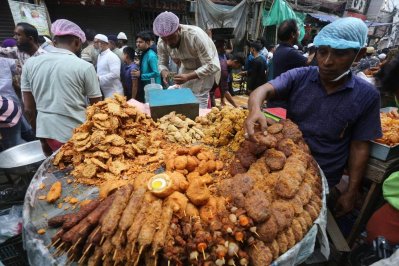 প্রথম রোজাতেই জমজমাট চকবাজার (ফটো স্টোরি)