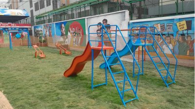 মনের রঙে দেয়াল রাঙিয়েছেন পরিছন্নতাকর্মীরা