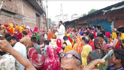 ঘটনাস্থল দেখতে মানুষের ভিড়