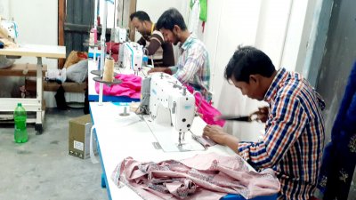 ড্রেস তৈরিতে ব্যস্ত সময় পার করছেন দর্জিরা
