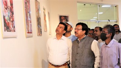 পুরনো সিনেমার পোস্টার দেখছেন গুলজার-লাকীসহ অন্যরা