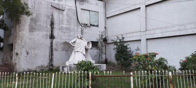 কাজী নজরুল ভাস্কর্য পড়ে আছে অবহেলায়