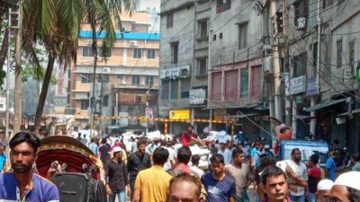 ব্যবসায়ীদের মালামাল সরাতে সাহায্য করেন শিক্ষার্থীরা
