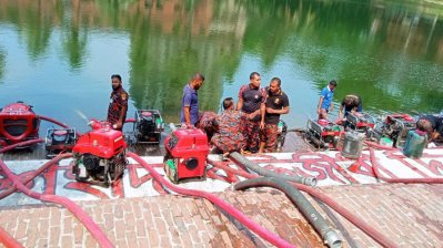 আগুন নিয়ন্ত্রণে ঢাকা বিশ্ববিদ্যালয়ের আবাসিক হল ফজলুল হক মুসলিম হলের পুকুর থেকে পানি নিচ্ছেন ফায়ার সার্ভিসের সদস্যরা।