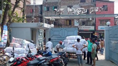 অমর একুশে হলের গেট খুলে দেওয়া হয়েছে