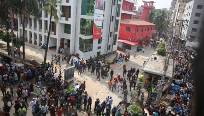 ভবনের প্রধান ফটক দিয়ে ফায়ার সার্ভিস কার্যালয় প্রাঙনে ঢুকে পড়ে শতাধিক বিক্ষোভকারী
