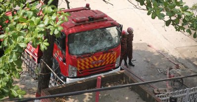 ভাঙচুর করা হয় অগ্নিনির্বাপনের কাজে ব্যবহার করা গাড়ির উইন্ডশিল্ড