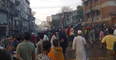বঙ্গবাজারে আগুন নিয়ন্ত্রণে কাজ করছে ফায়ার সাার্ভিসের ৪১টি ইউনিট
