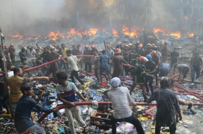 ফায়ার সার্ভিস কর্মীদের সঙ্গে জীবন বাজি রেখে আগুন নেভানোর চেষ্টা করেন স্থানীয় লোকজন ও ব্যবসায়ীরা 