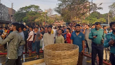 বঙ্গবাজারে অগ্নিকাণ্ডের ঘটনাস্থলে ব্যবসায়ী ও উৎসুক জনতার ভিড়
