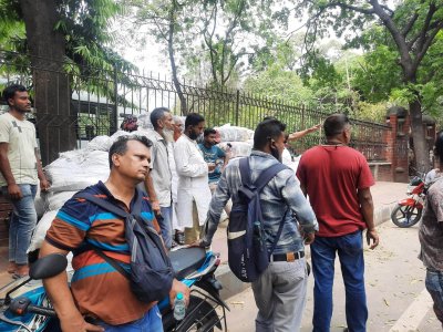 মল্লিকা গার্মেন্টসের মালিক মালিক নূর আলম জানান, তার দুটি দোকানে অর্ধ কোটি টাকার মালামাল পুড়ে ছাই হয়ে গেছে