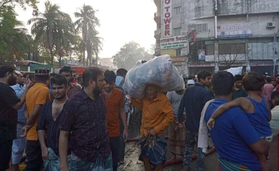 বঙ্গবাজারে আগুনের খবর পেয়ে মালামাল সরিয়ে নেওয়ার চেষ্টা করছেন ব্যবসায়ীরা
