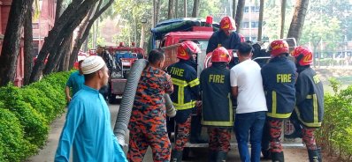 ১১টি দমকলের সাহায্যে ফজলুল হক মুসলিম হলের পুকুর থেকে পানি নিচ্ছে ফায়ার সার্ভিসের সদস্যরা