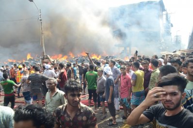  আগুন লাগার ছয় ঘণ্টার পরও জ্বলছে বঙ্গবাজার, আহাজারি করছেন ব্যবসায়ীরা (ছবি: নাসিরুল ইসলাম) 