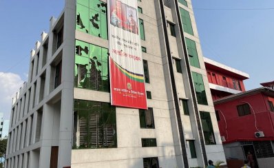 ইট-পাটকেলে ভেঙে পড়ে ফায়ার সার্ভিস কার্যালয়ের একটি ভবনে লাগানো কাচ