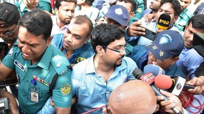 উপ-কর কমিশনারকে আটক করেছে পুলিশ