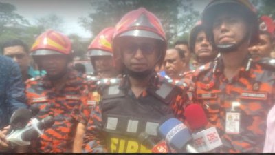 সাংবাদিকদের ব্রিফিং করেন ফায়ার সার্ভিস ও সিভিল ডিফেন্স অধিদফতরের পরিচালক (অপারেশন ও মেইনটেন্যান্স) লেফটেন্যান্ট কর্নেল মোহাম্মদ তাজুল ইসলাম 