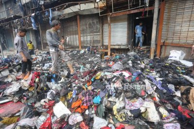 আগুনে পুড়ে ছাই হয়ে যাওয়া বঙ্গবাজার 