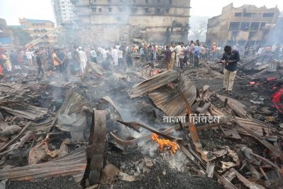 একদিন পরও আগুন জ্বলতে দেখা গেছে বঙ্গবাজারের ধ্বংসস্তূপের কোনও কোনও জায়গায় 