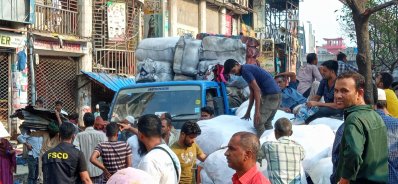 বুধবার সারাদিনই ব্যবসায়ীদের মালামাল সরাতে দেখা গেছে