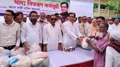 দুস্থ মানুষদের মাঝে খাদ্যসামগ্রী বিতরণ করছেন এমপি কাজী নাবিল আহমেদ